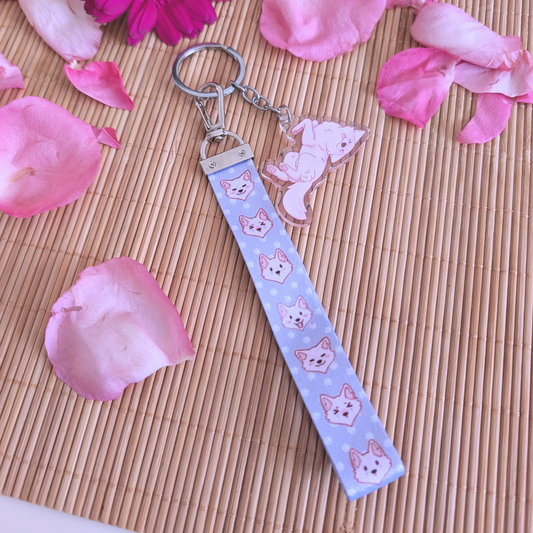 Lavendelfarbenes "Wolf Paw" Schlüsselband mit Acryl Anhänger: "Bellyrubs"