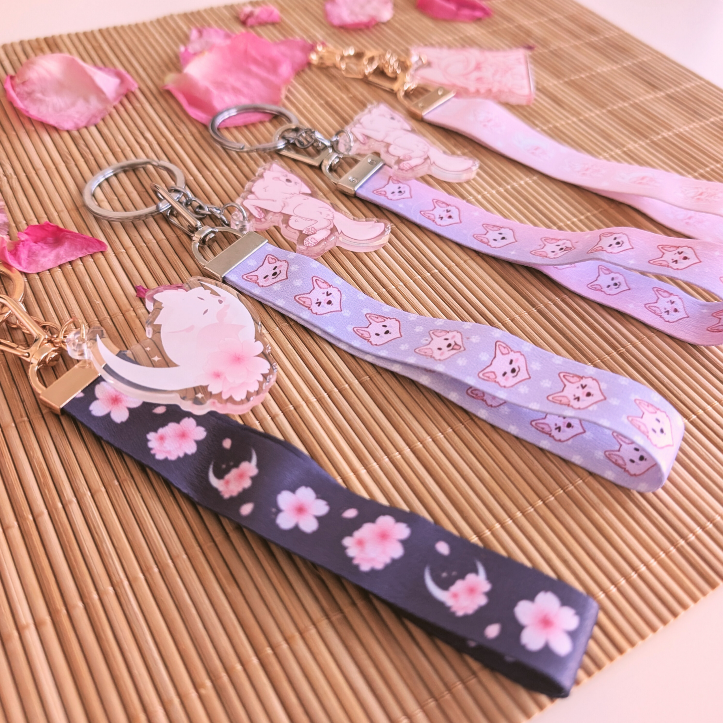 Graues Kirschblüten Schlüsselband mit Acryl Anhänger: "Kirschblütenwolf"