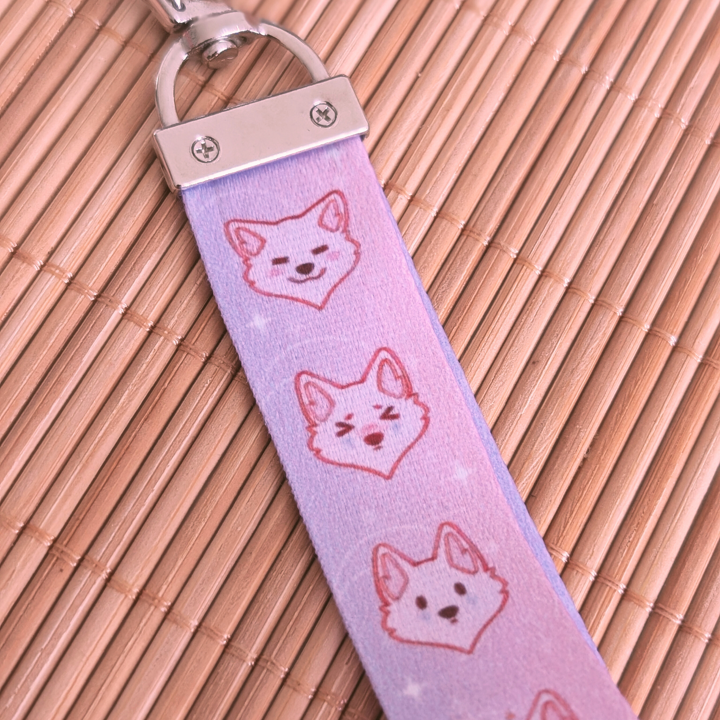 Lila Verlauf "Wolf Galaxy" Schlüsselband mit Acryl Anhänger: "Bellyrubs"