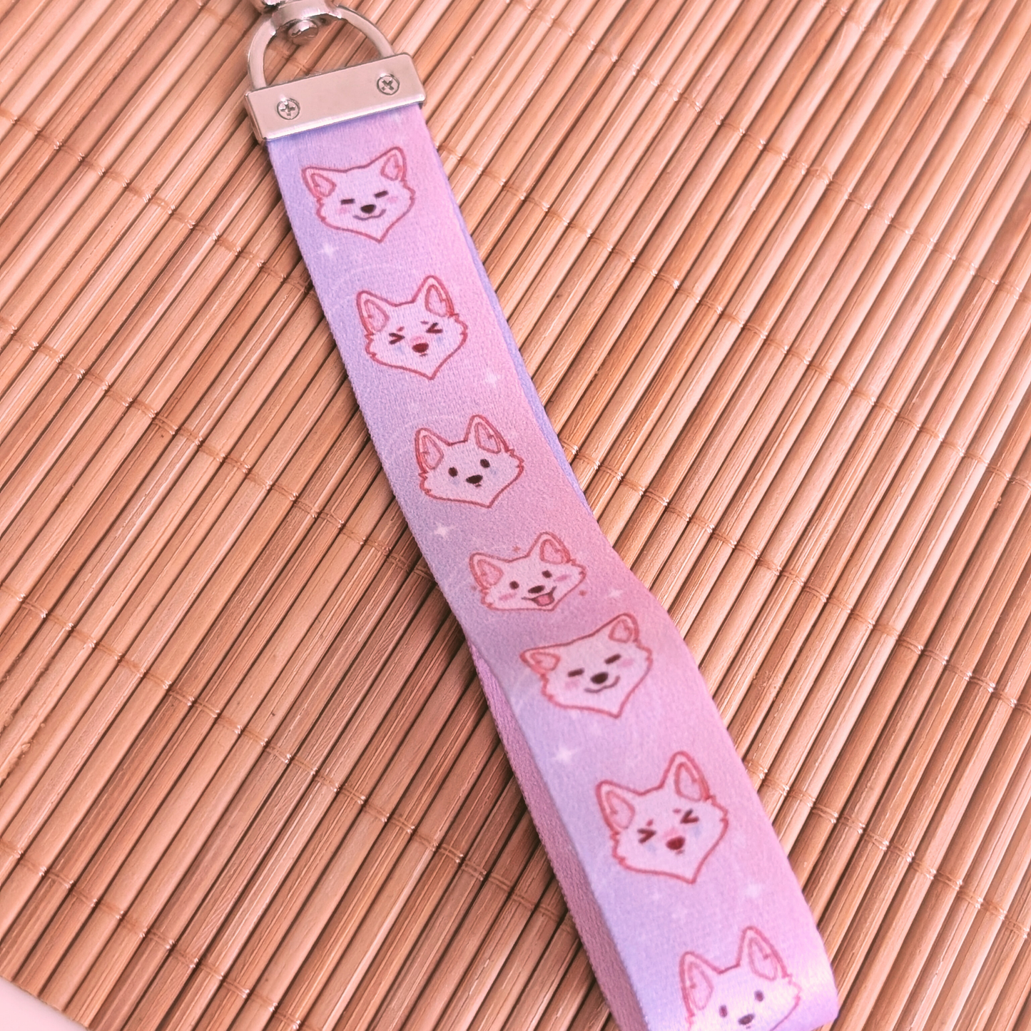 Lila Verlauf "Wolf Galaxy" Schlüsselband mit Acryl Anhänger: "Bellyrubs"