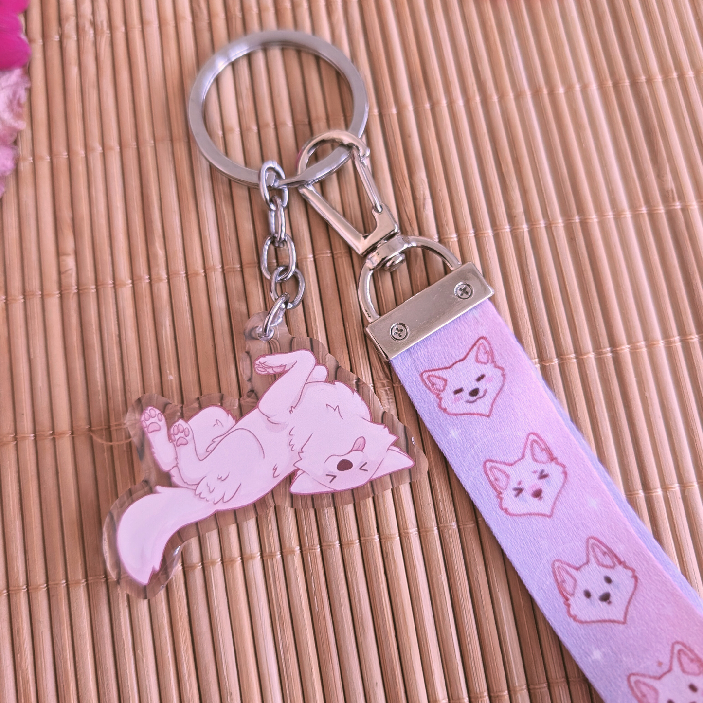 Lila Verlauf "Wolf Galaxy" Schlüsselband mit Acryl Anhänger: "Bellyrubs"