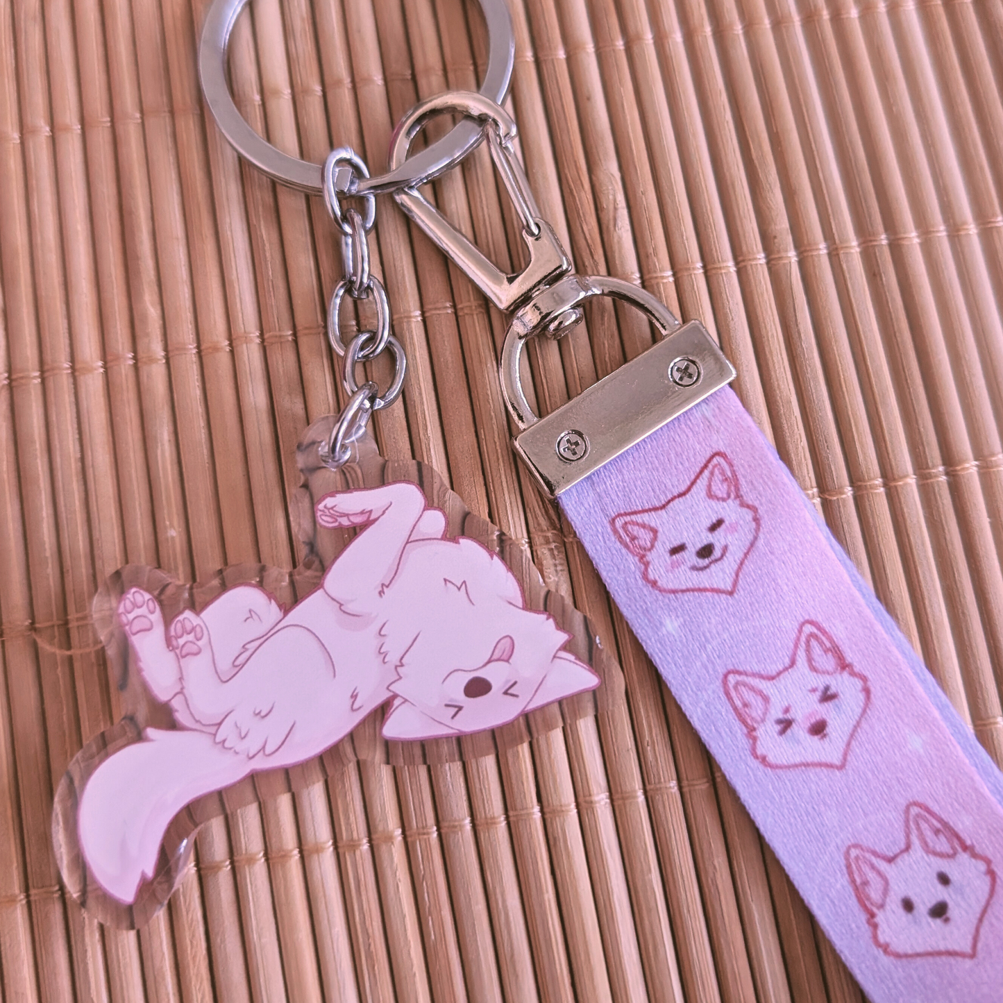 Lila Verlauf "Wolf Galaxy" Schlüsselband mit Acryl Anhänger: "Bellyrubs"