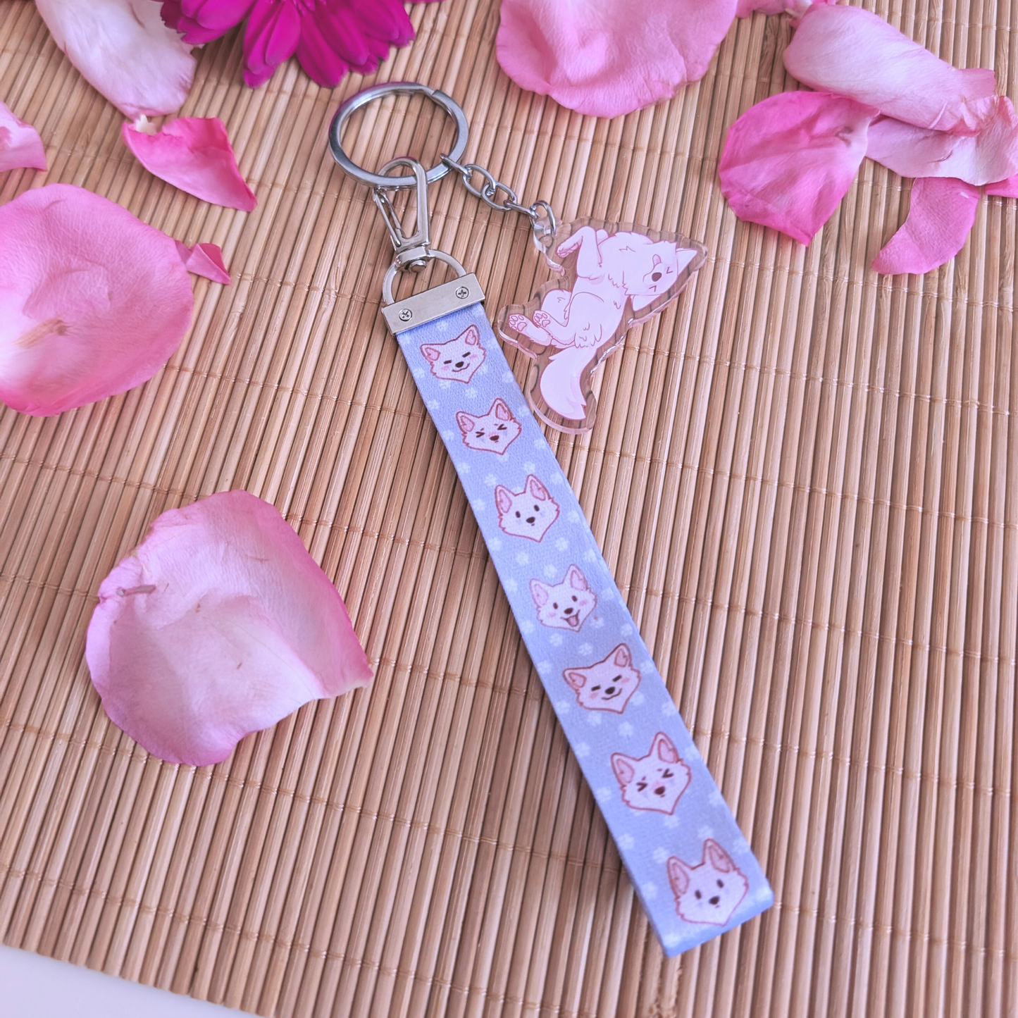 Lavendelfarbenes "Wolf Paw" Schlüsselband mit Acryl Anhänger: "Bellyrubs"