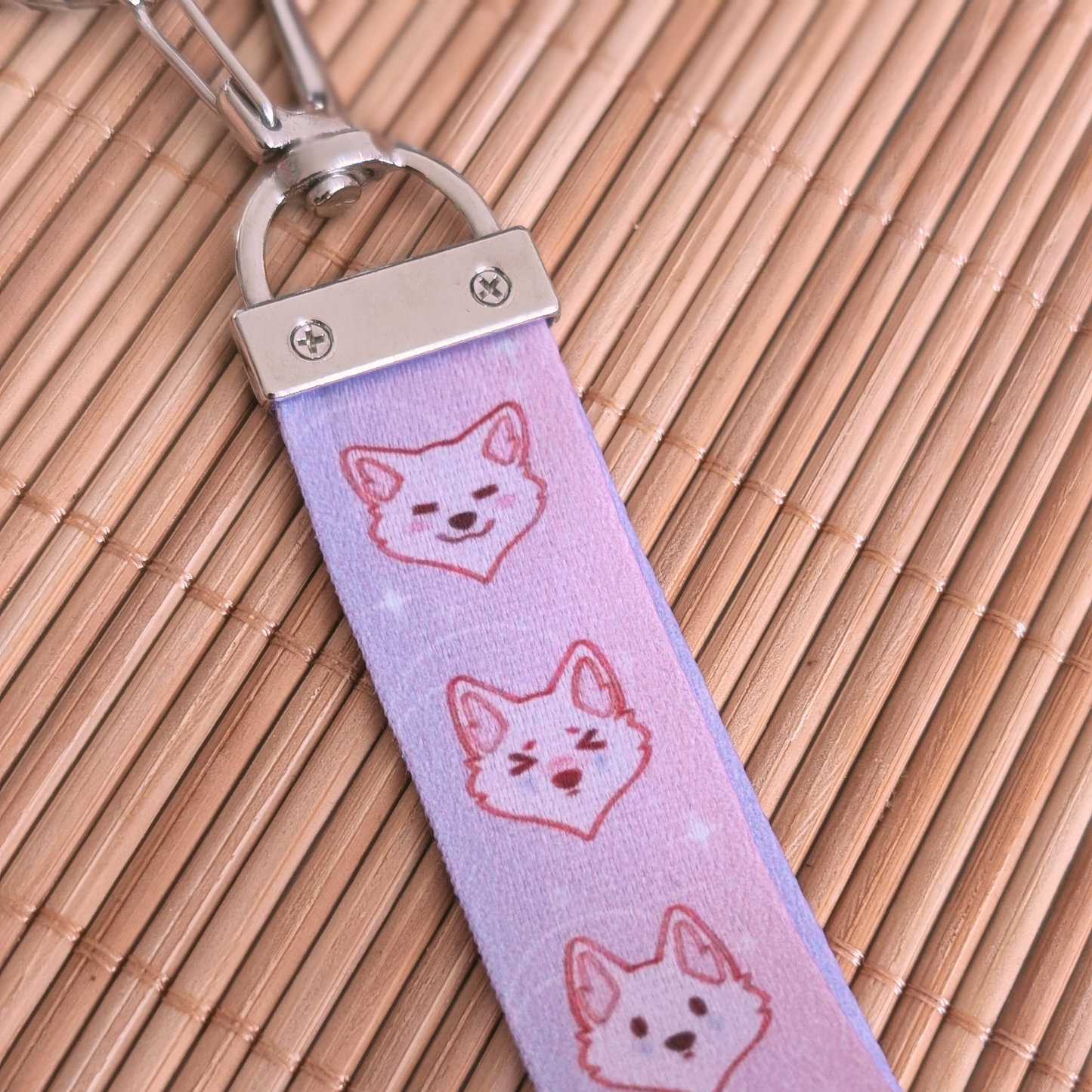 Lila Verlauf "Wolf Galaxy" Schlüsselband mit Acryl Anhänger: "Bellyrubs"