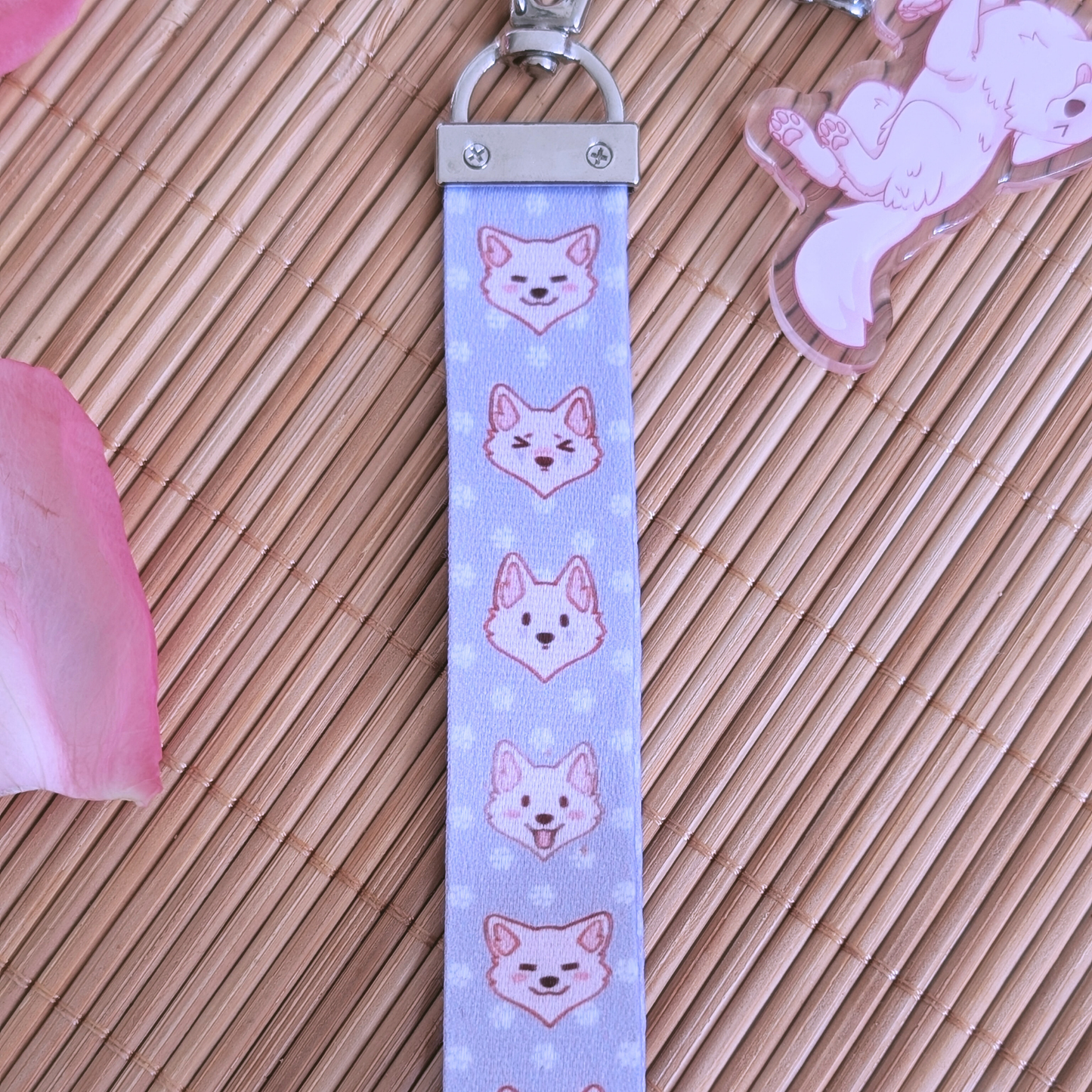 Lavendelfarbenes "Wolf Paw" Schlüsselband mit Acryl Anhänger: "Bellyrubs"