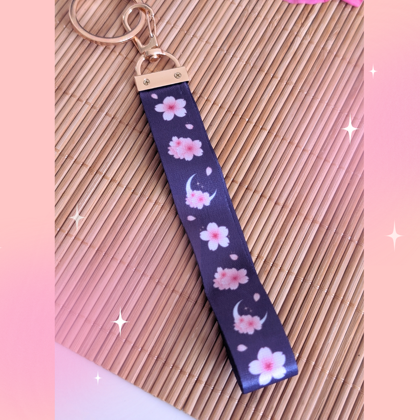 Graues Kirschblüten Schlüsselband mit Acryl Anhänger: "Kirschblütenwolf"