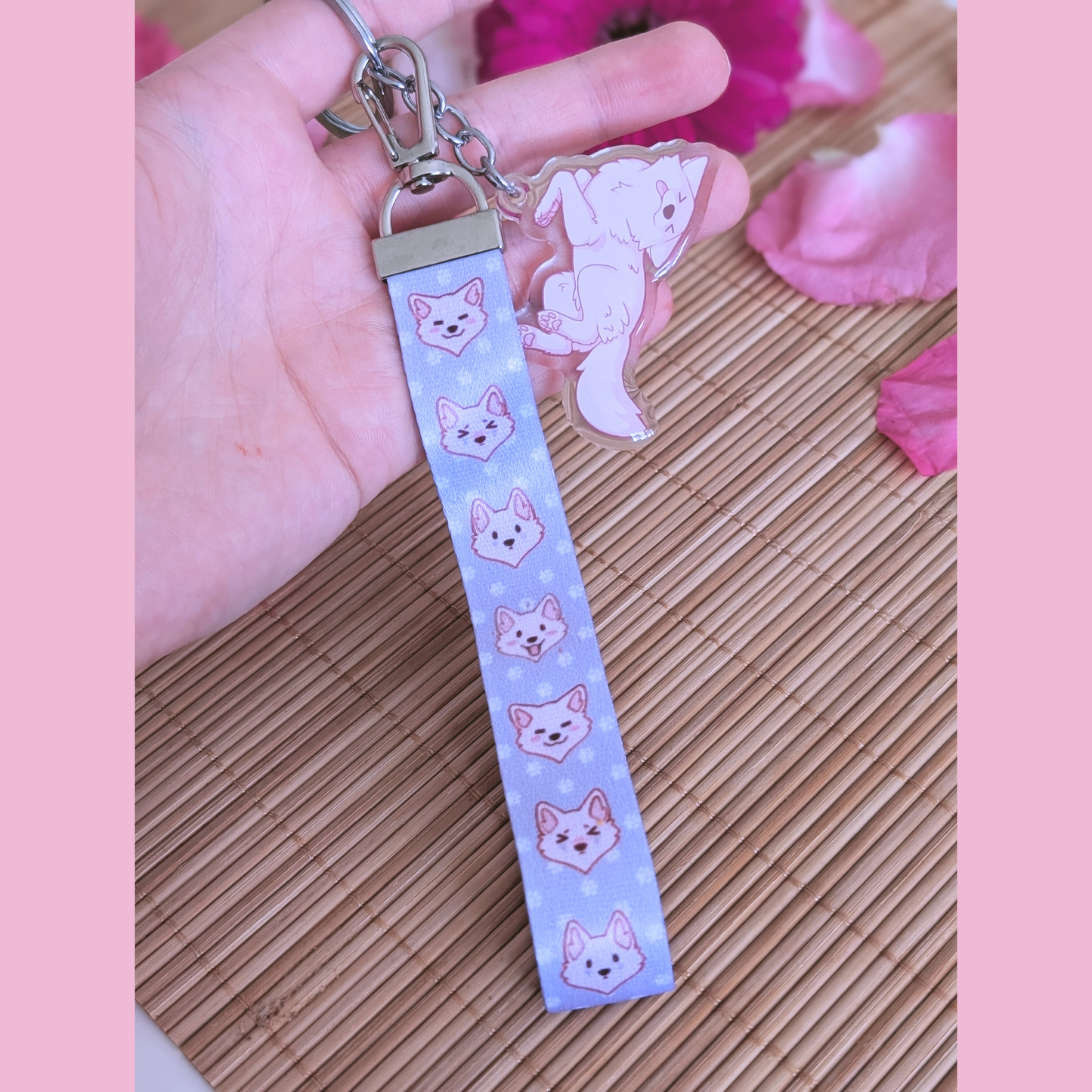 Lavendelfarbenes "Wolf Paw" Schlüsselband mit Acryl Anhänger: "Bellyrubs"