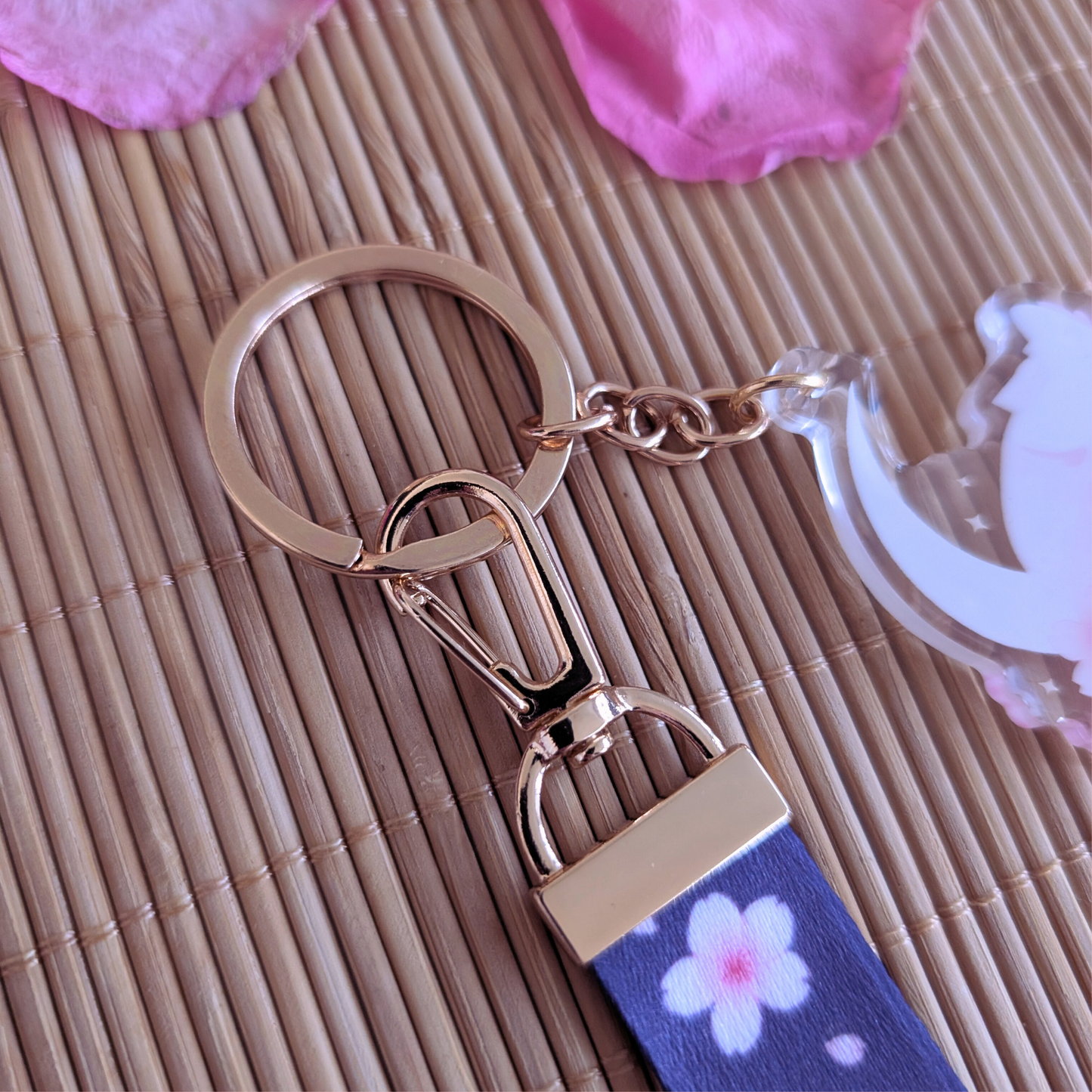 Graues Kirschblüten Schlüsselband mit Acryl Anhänger: "Kirschblütenwolf"