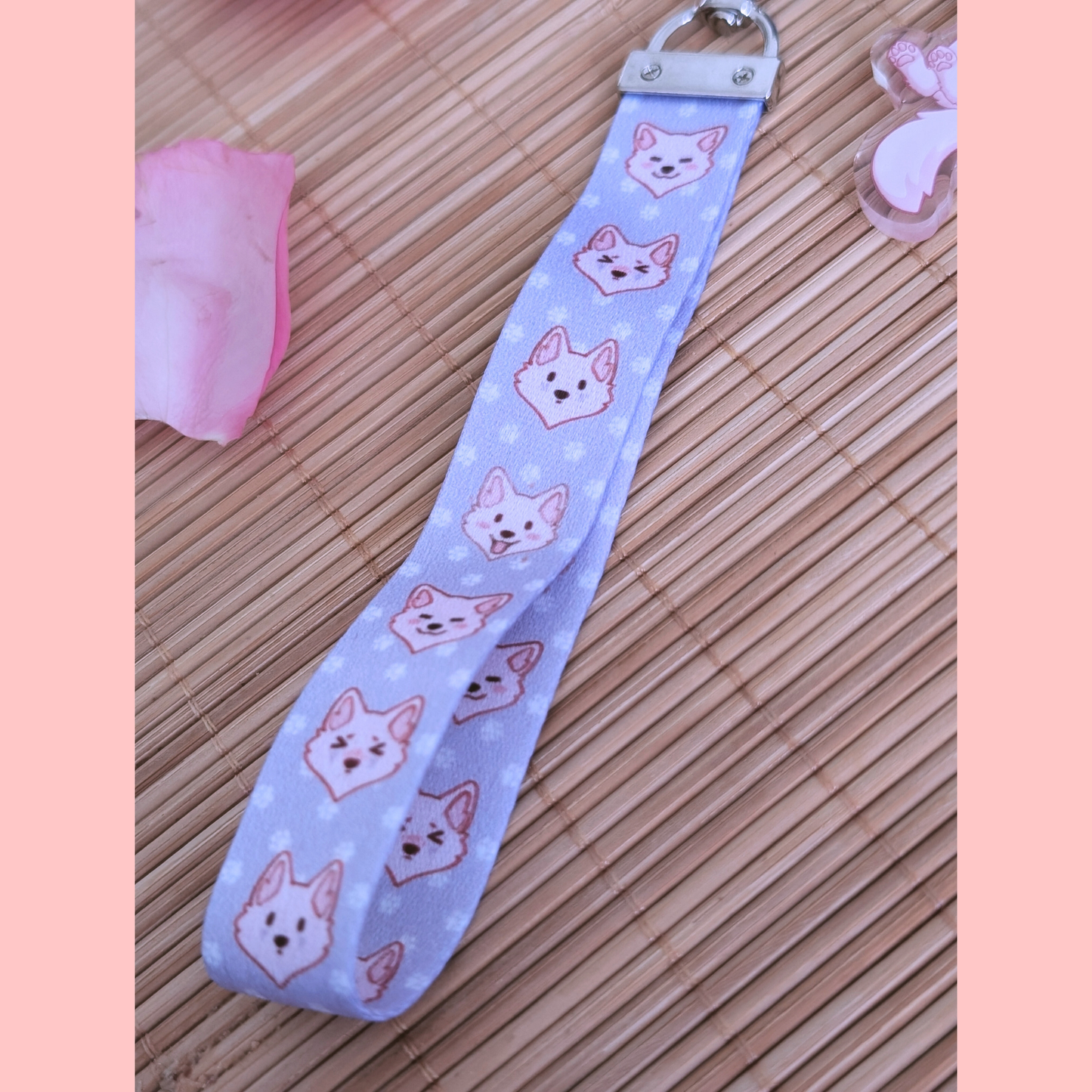 Lavendelfarbenes "Wolf Paw" Schlüsselband mit Acryl Anhänger: "Bellyrubs"