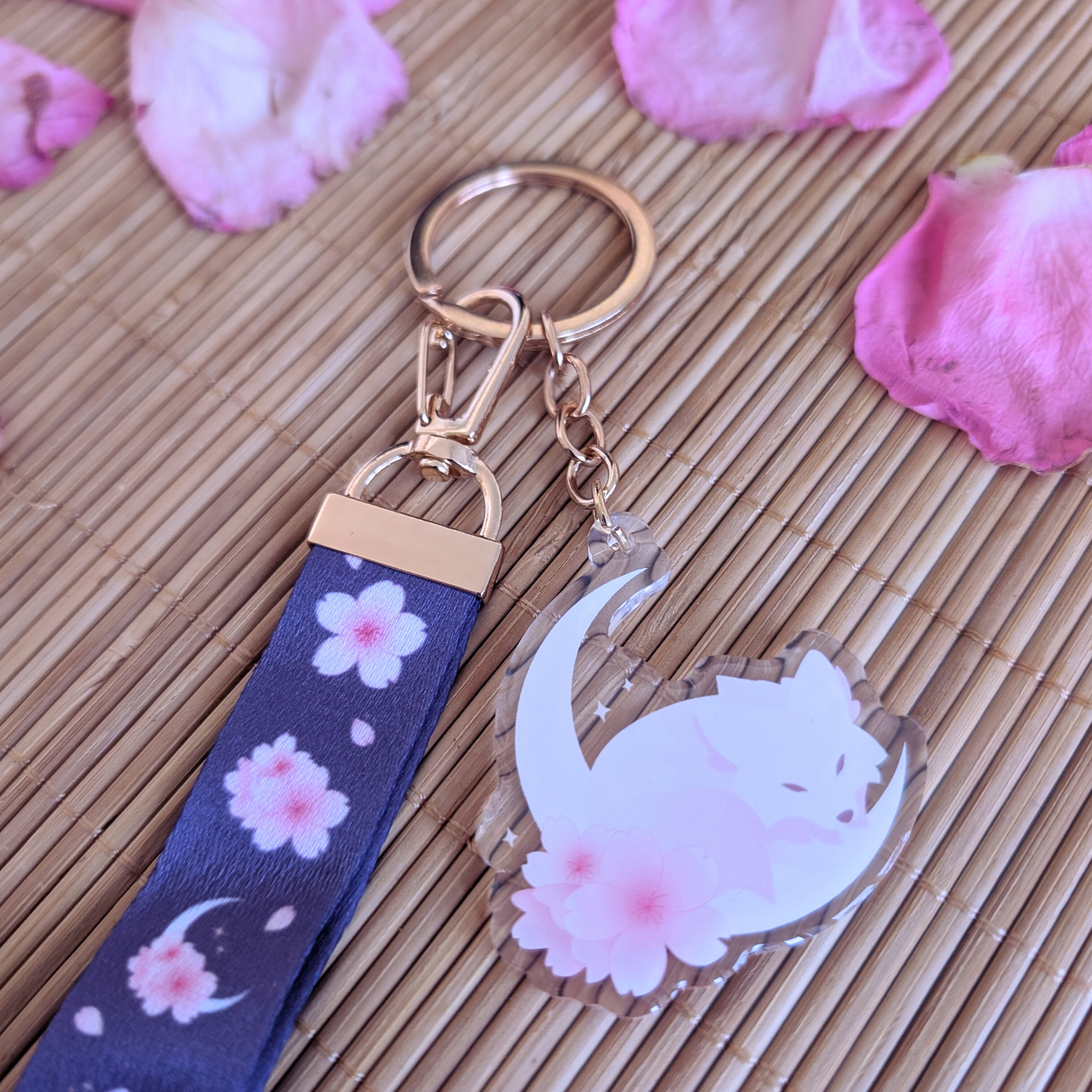 Graues Kirschblüten Schlüsselband mit Acryl Anhänger: "Kirschblütenwolf"