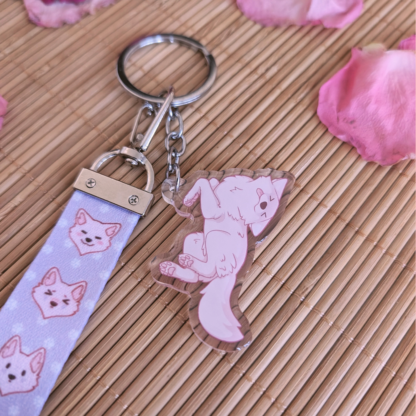 Lavendelfarbenes "Wolf Paw" Schlüsselband mit Acryl Anhänger: "Bellyrubs"