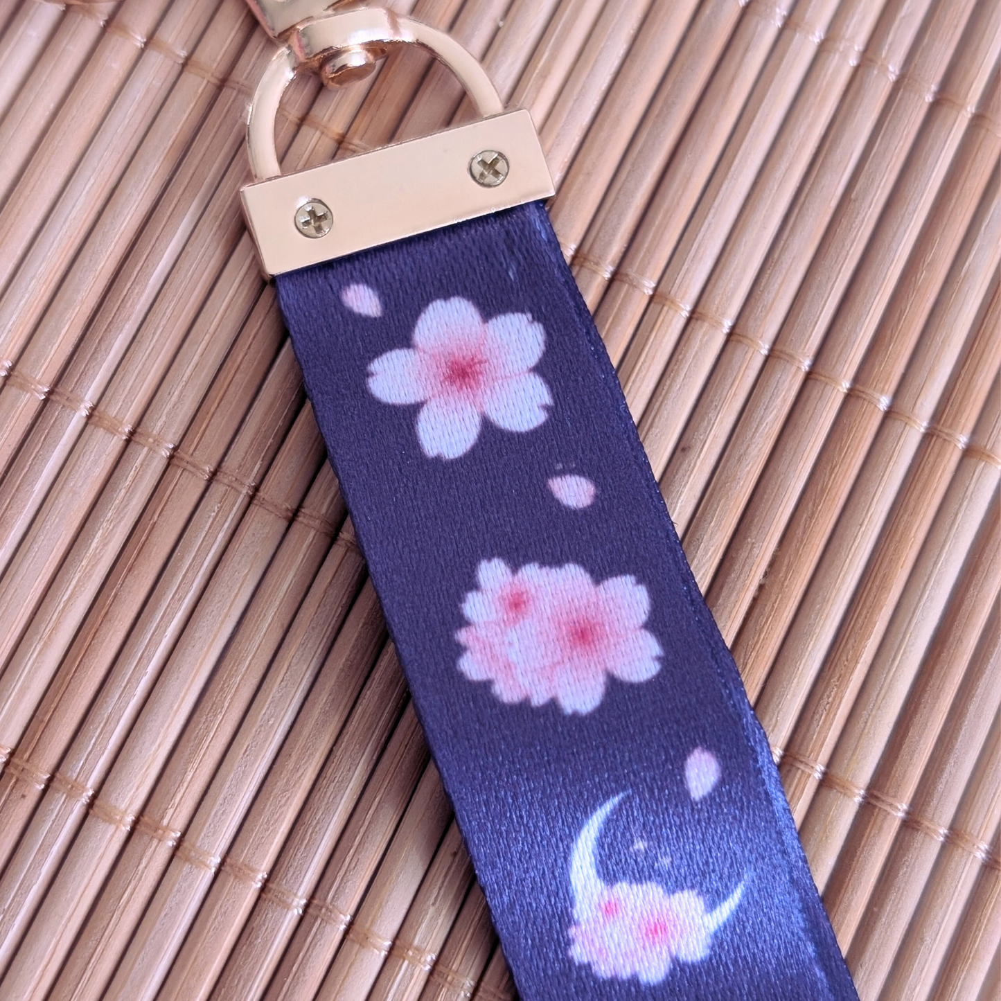 Graues Kirschblüten Schlüsselband mit Acryl Anhänger: "Kirschblütenwolf"