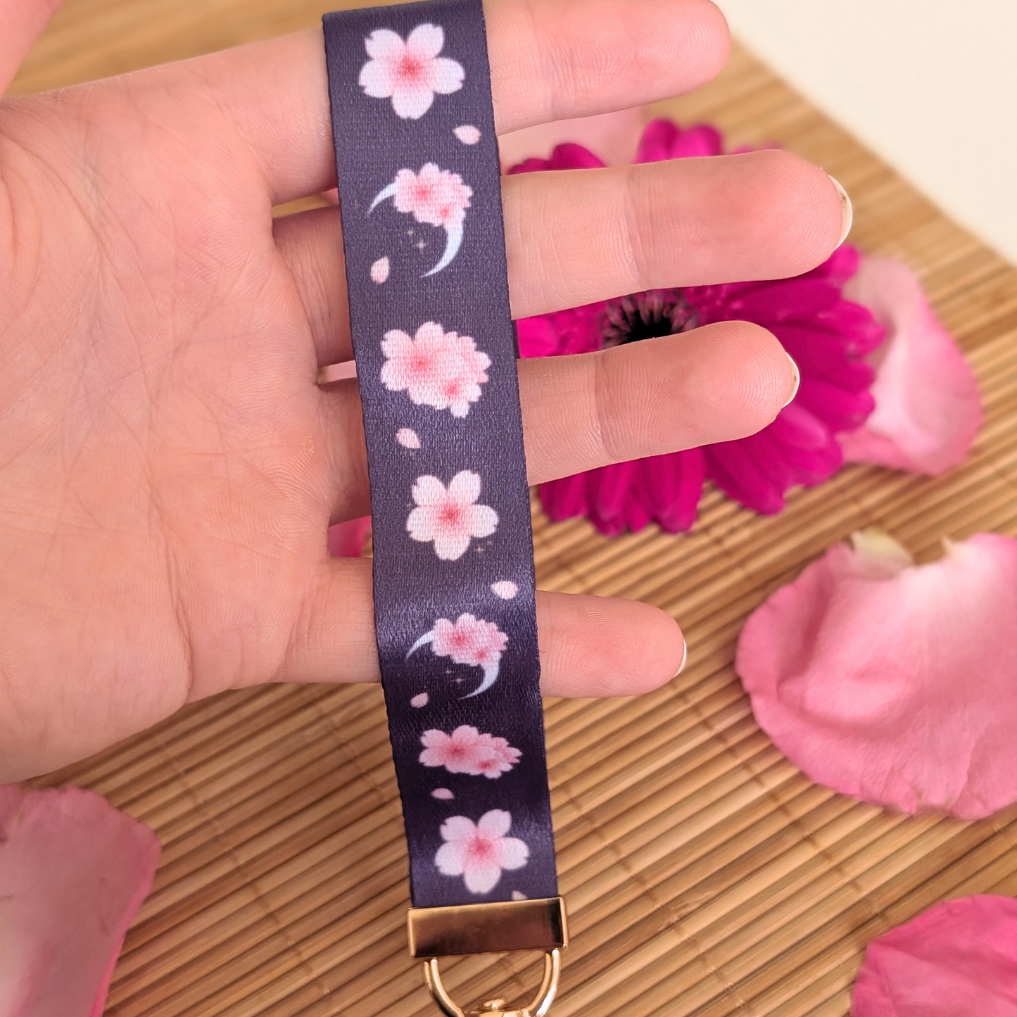 Graues Kirschblüten Schlüsselband mit Acryl Anhänger: "Kirschblütenwolf"