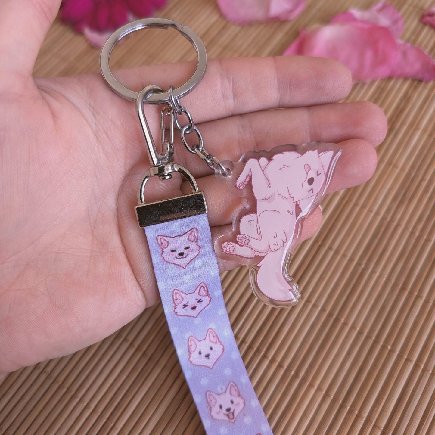 Lavendelfarbenes "Wolf Paw" Schlüsselband mit Acryl Anhänger: "Bellyrubs"