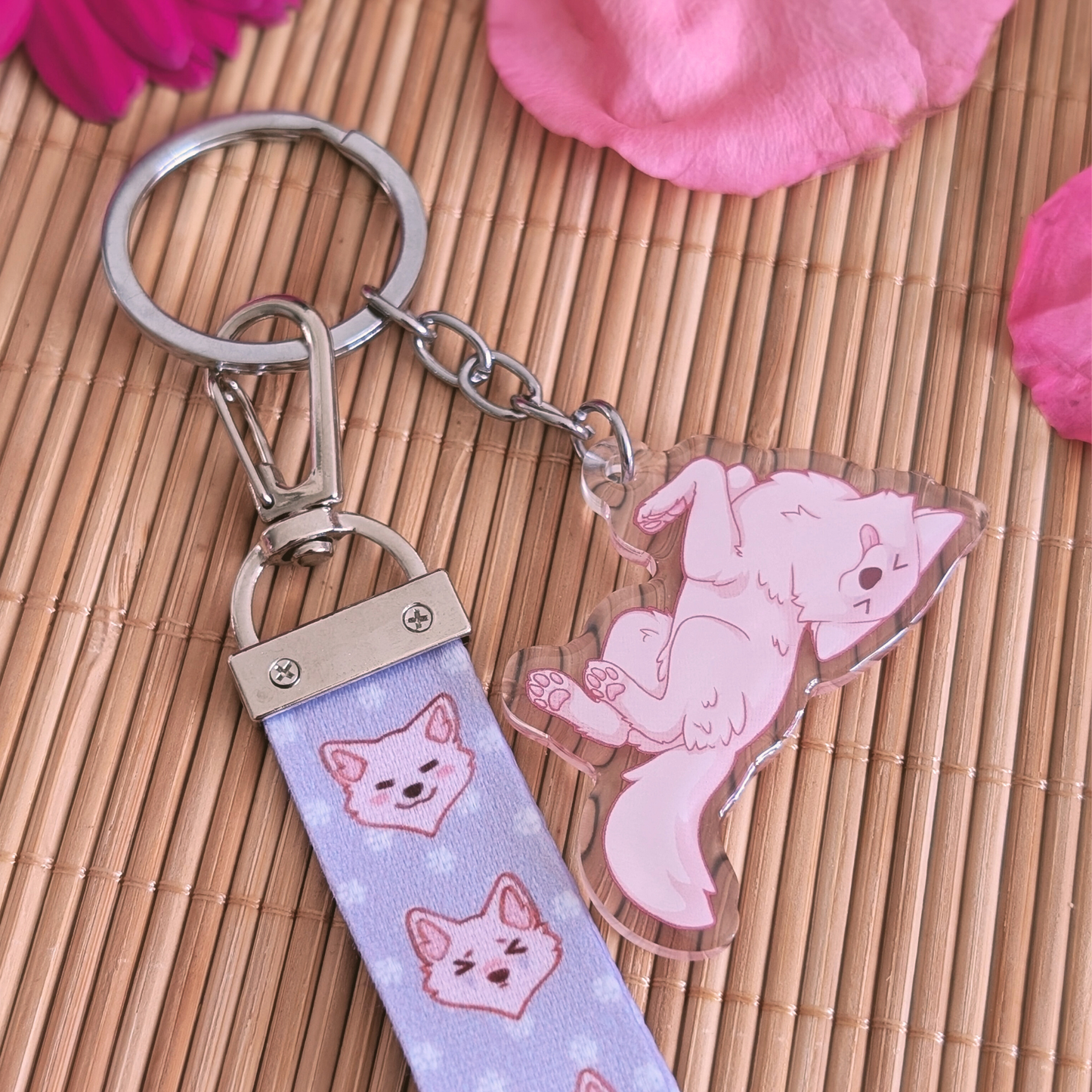 Lavendelfarbenes "Wolf Paw" Schlüsselband mit Acryl Anhänger: "Bellyrubs"