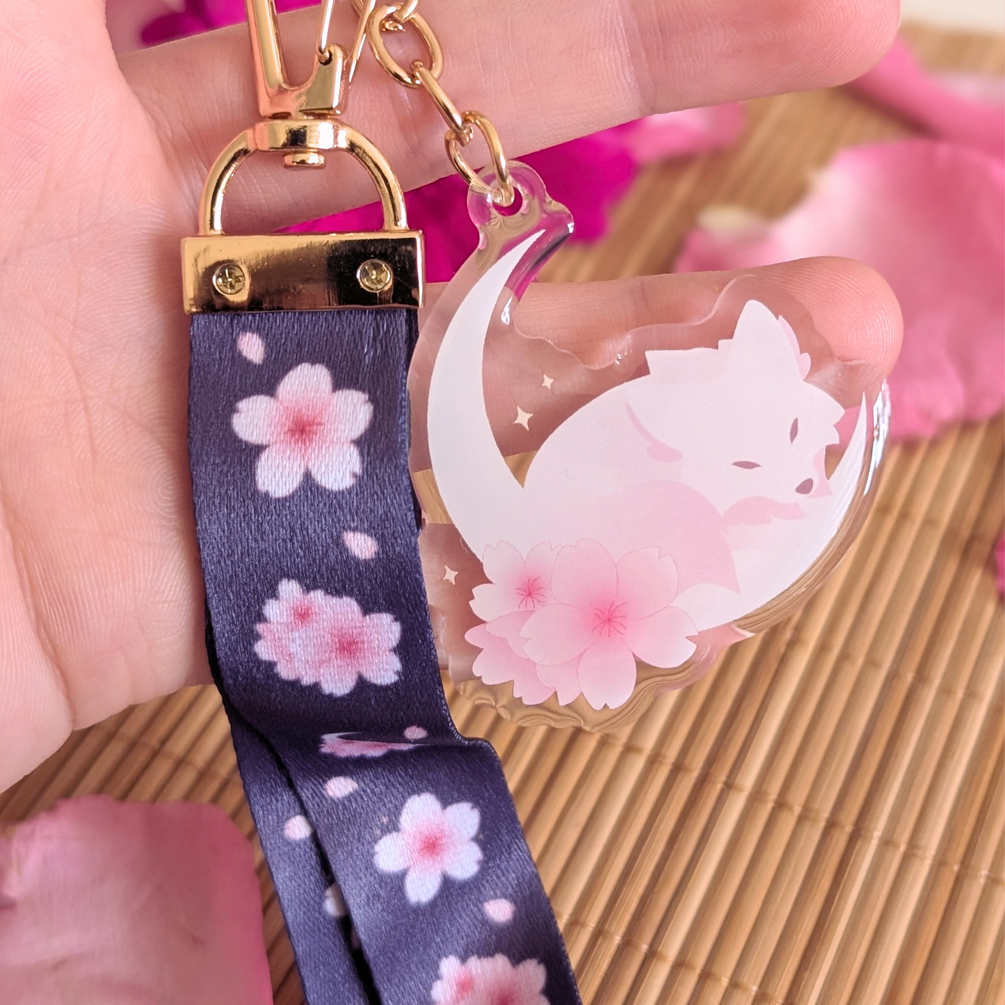 Graues Kirschblüten Schlüsselband mit Acryl Anhänger: "Kirschblütenwolf"