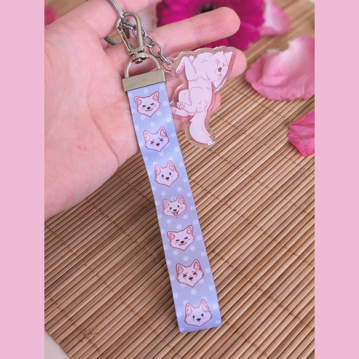 Lavendelfarbenes "Wolf Paw" Schlüsselband mit Acryl Anhänger: "Bellyrubs"