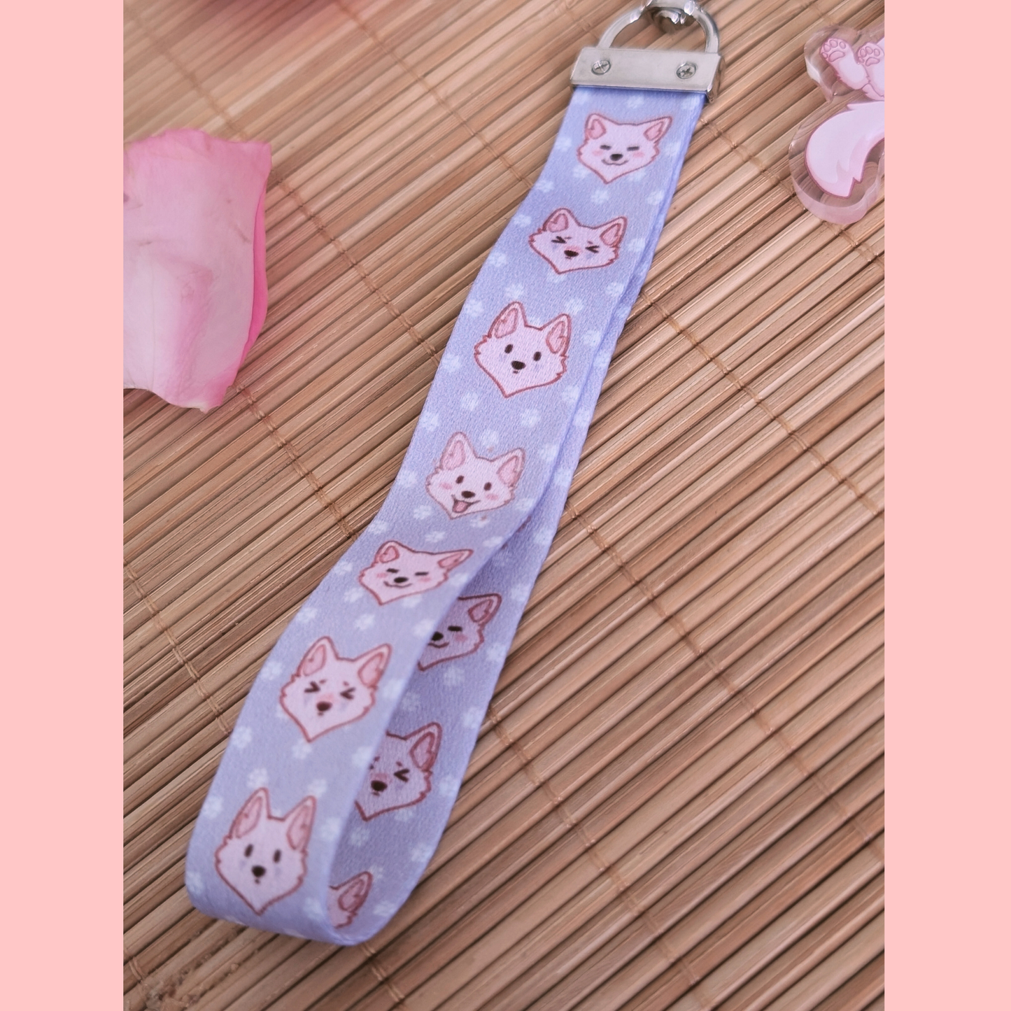 Lavendelfarbenes "Wolf Paw" Schlüsselband mit Acryl Anhänger: "Bellyrubs"